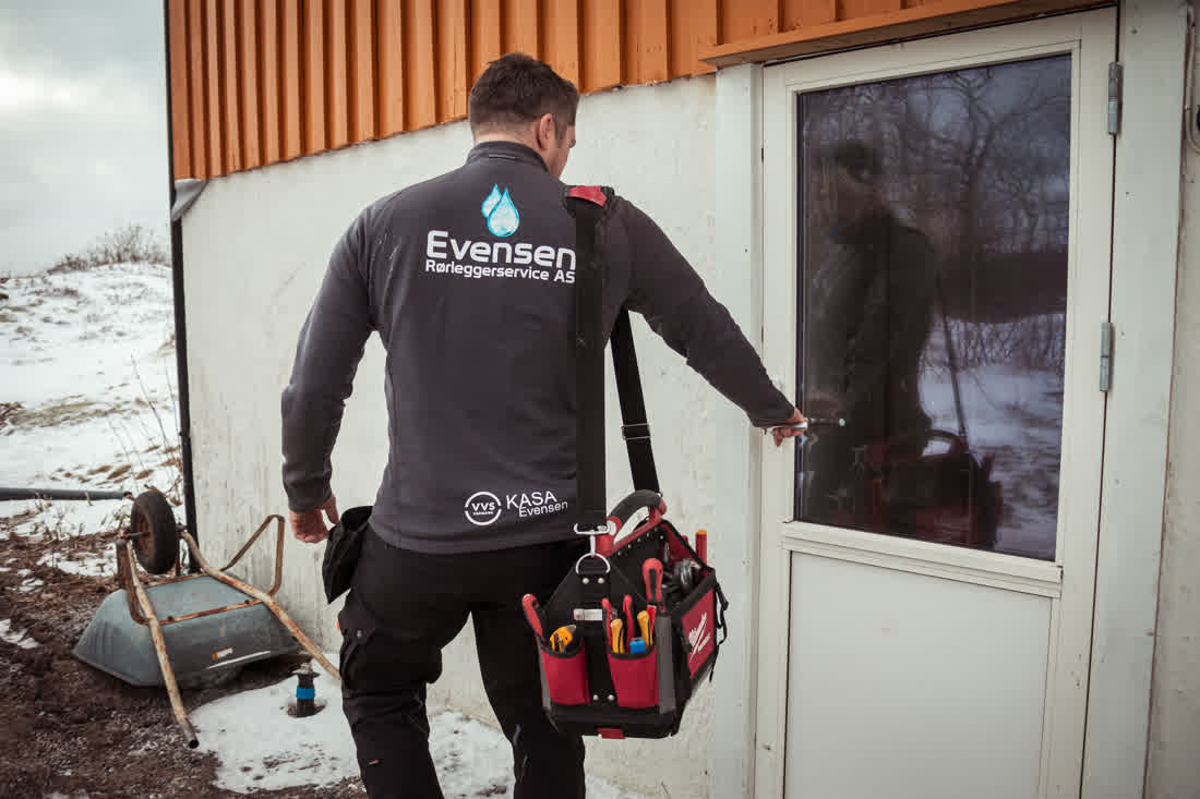 Rørlegger fra Evensen Rørleggerservice ankommer oppdrag i Lyngdal
